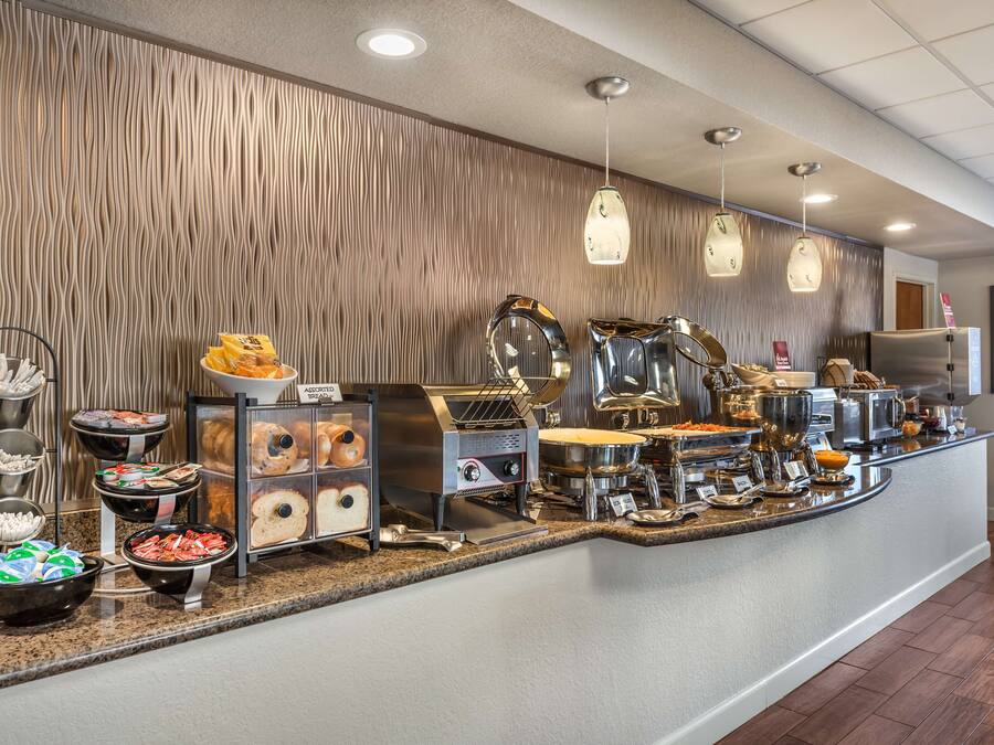 Un mostrador de buffet con diversos alimentos y equipos de cocina.