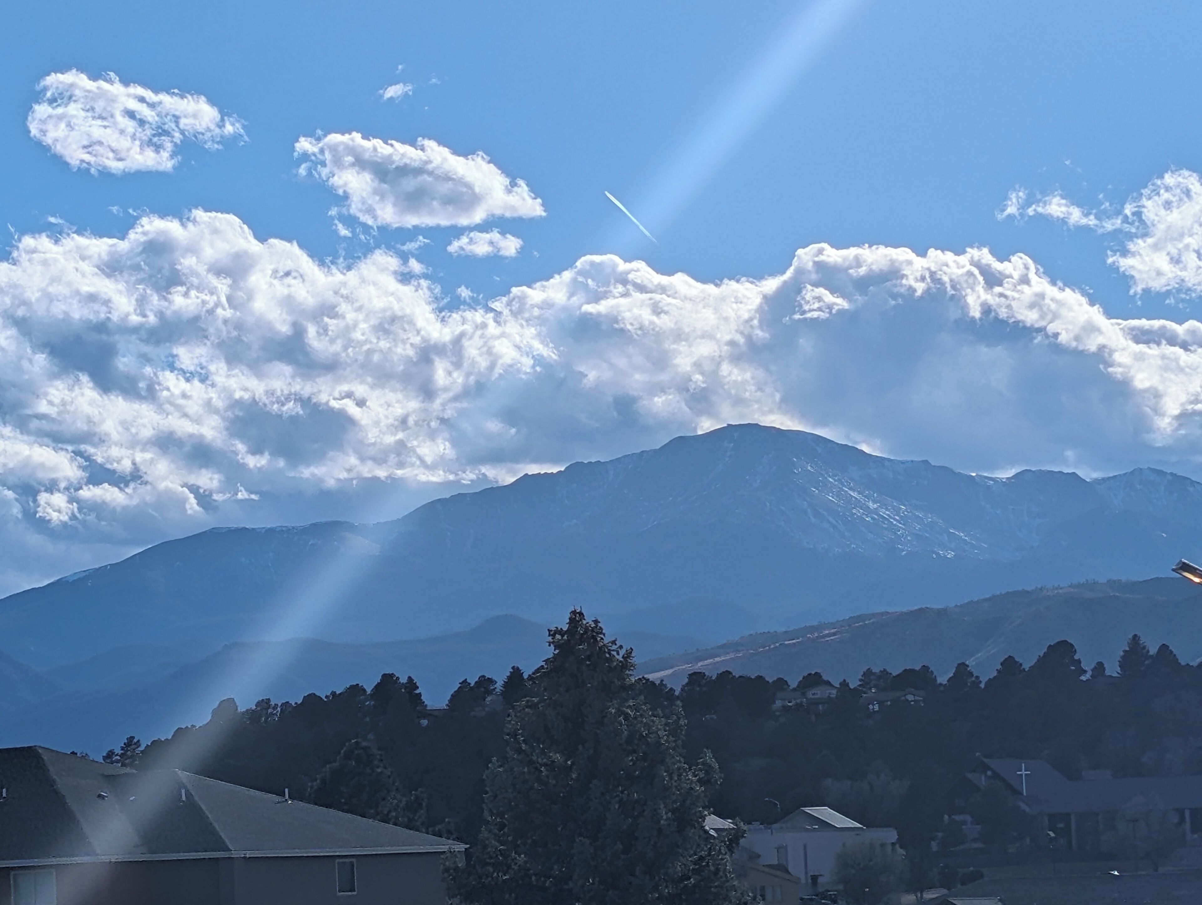 Suite, 1 kingsize-seng, kjøleskap og mikrobølgeovn, fjellutsikt | Skrivebord, skrivebord for bærbar PC, blendingsgardiner og lydisolert