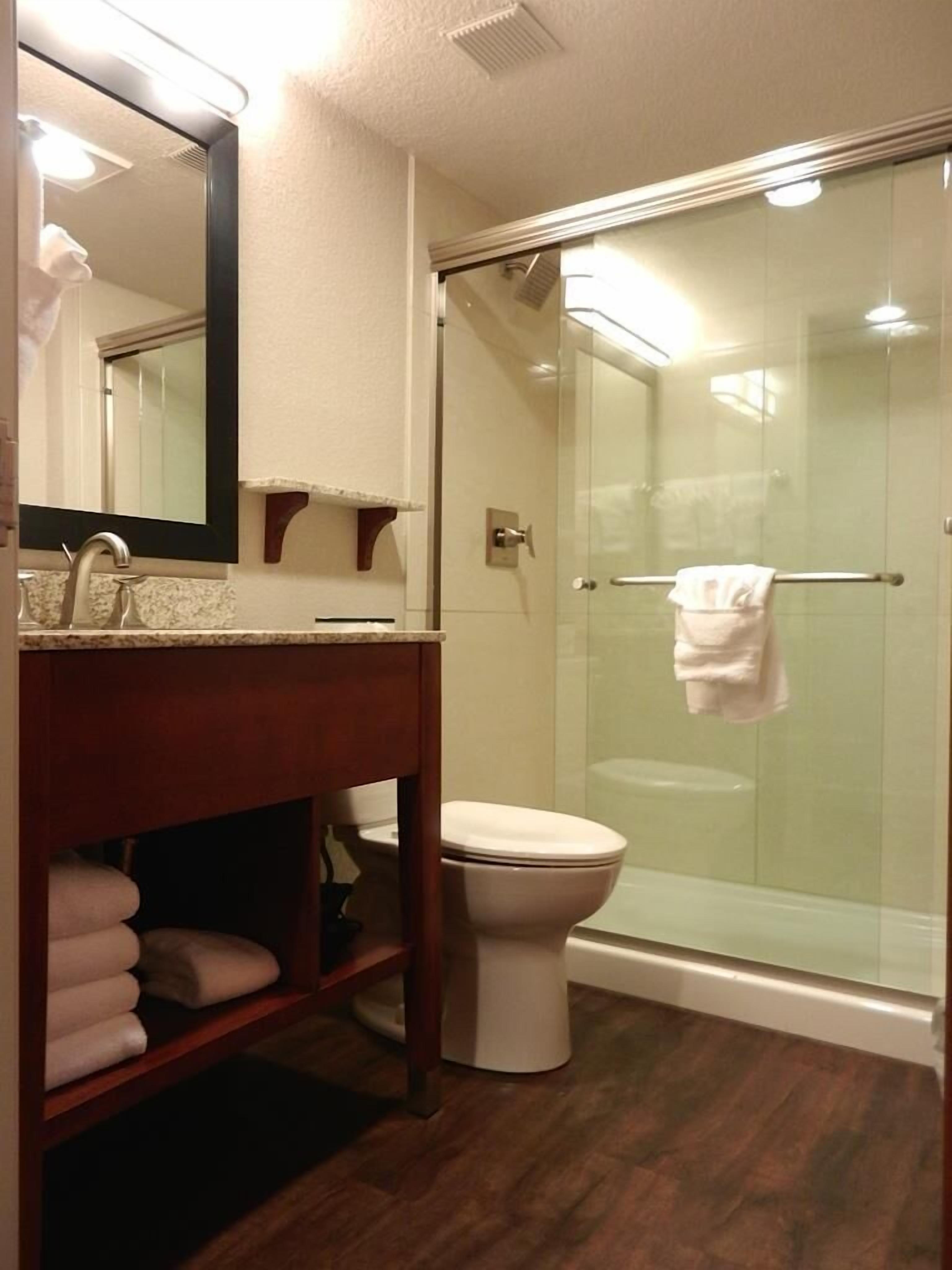 rainfall showerhead, free toiletries, hair dryer, towels