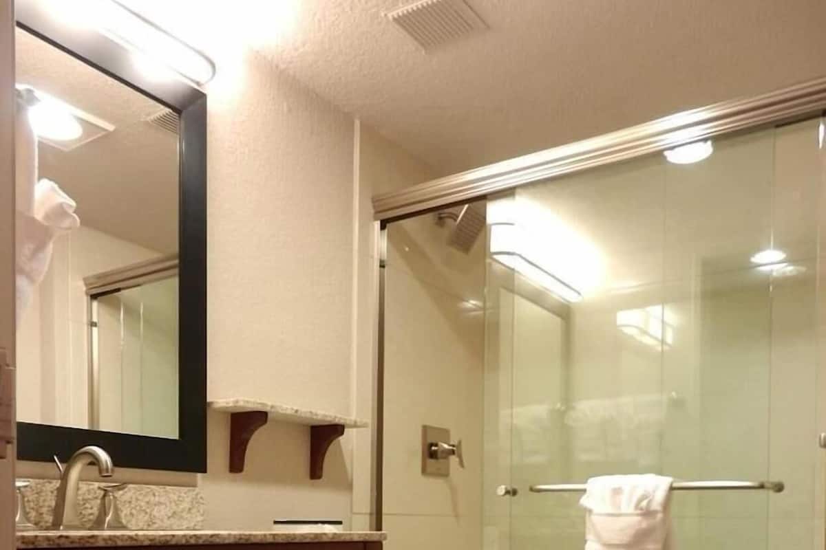 Baño | Regadera tipo lluvia, amenidades de baño gratuitas, secadora de cabello