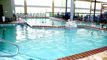 Piscina interna, espreguiçadeiras