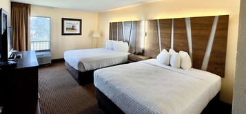 Escritorio, espacio para trabajar con laptop y cortinas blackout 