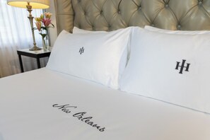 Ropa de cama de alta calidad y espacio para trabajar con laptop 