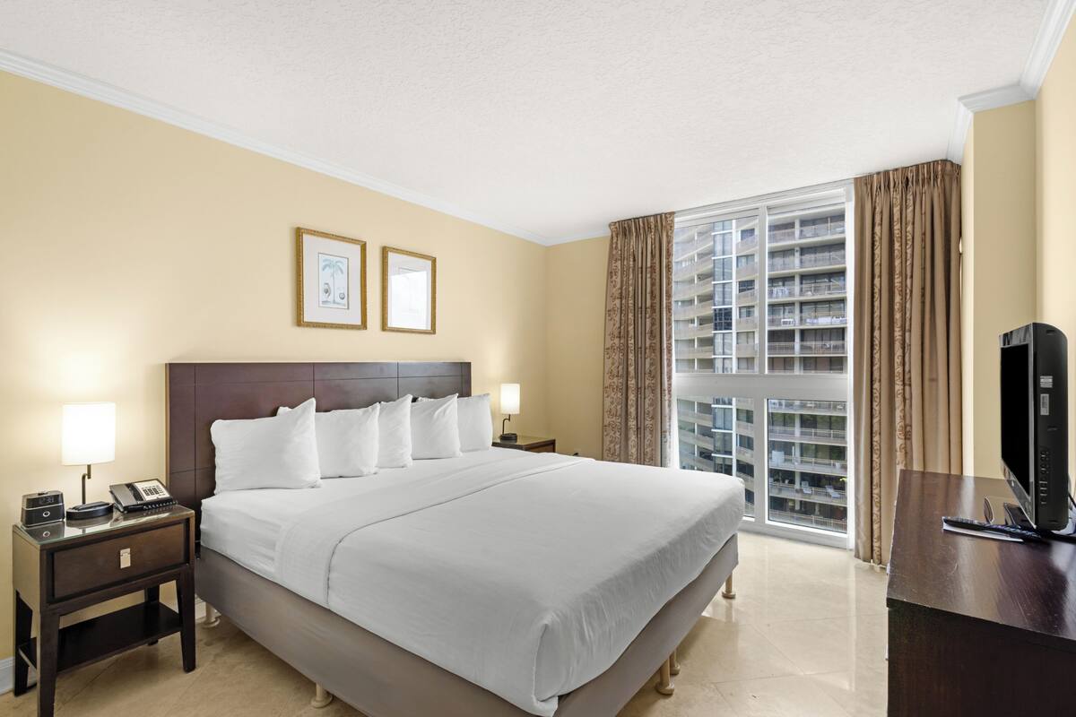 Superior Room, 1 Queen Bed (Superior One Bedroom Accessible Suite) | Hypo-allergenic bedding available, in-room safe, desk, laptop workspace