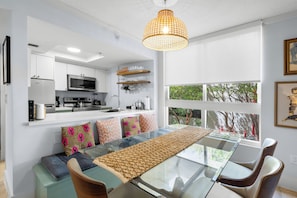Quarto standard, 1 cama Queen (Superior One-Bedroom Suite) | Área de estar | TV de tela plana, dock para iPod