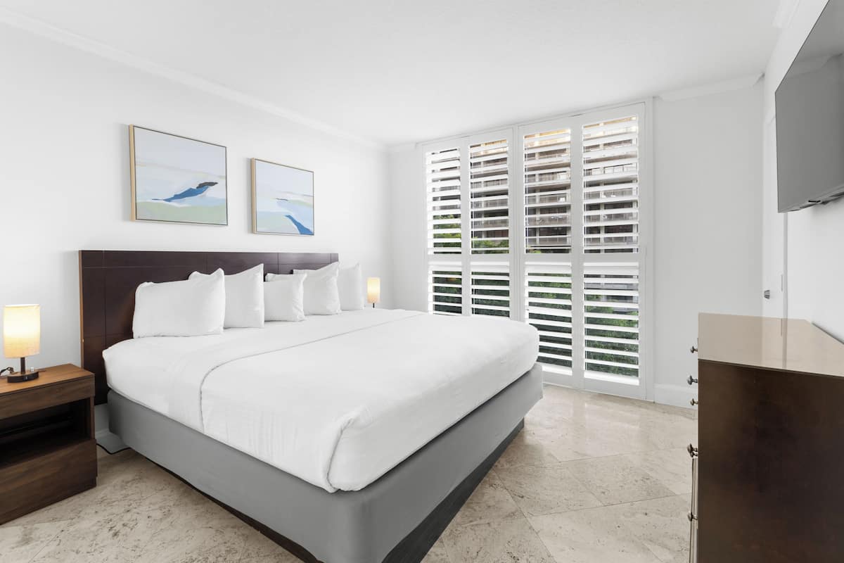 Deluxe Room, 1 King Bed (Deluxe One-Bedroom Suite)