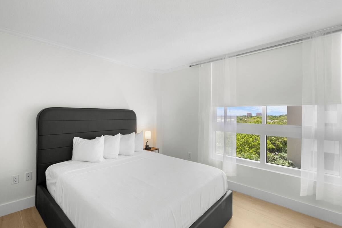 Habitación Deluxe, varias camas | Ropa de cama hipoalergénica y caja de seguridad en la habitación