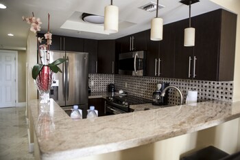 Full-size fridge, microwave, coffee/tea maker, cookware/dishes/utensils at The Mutiny Hotel