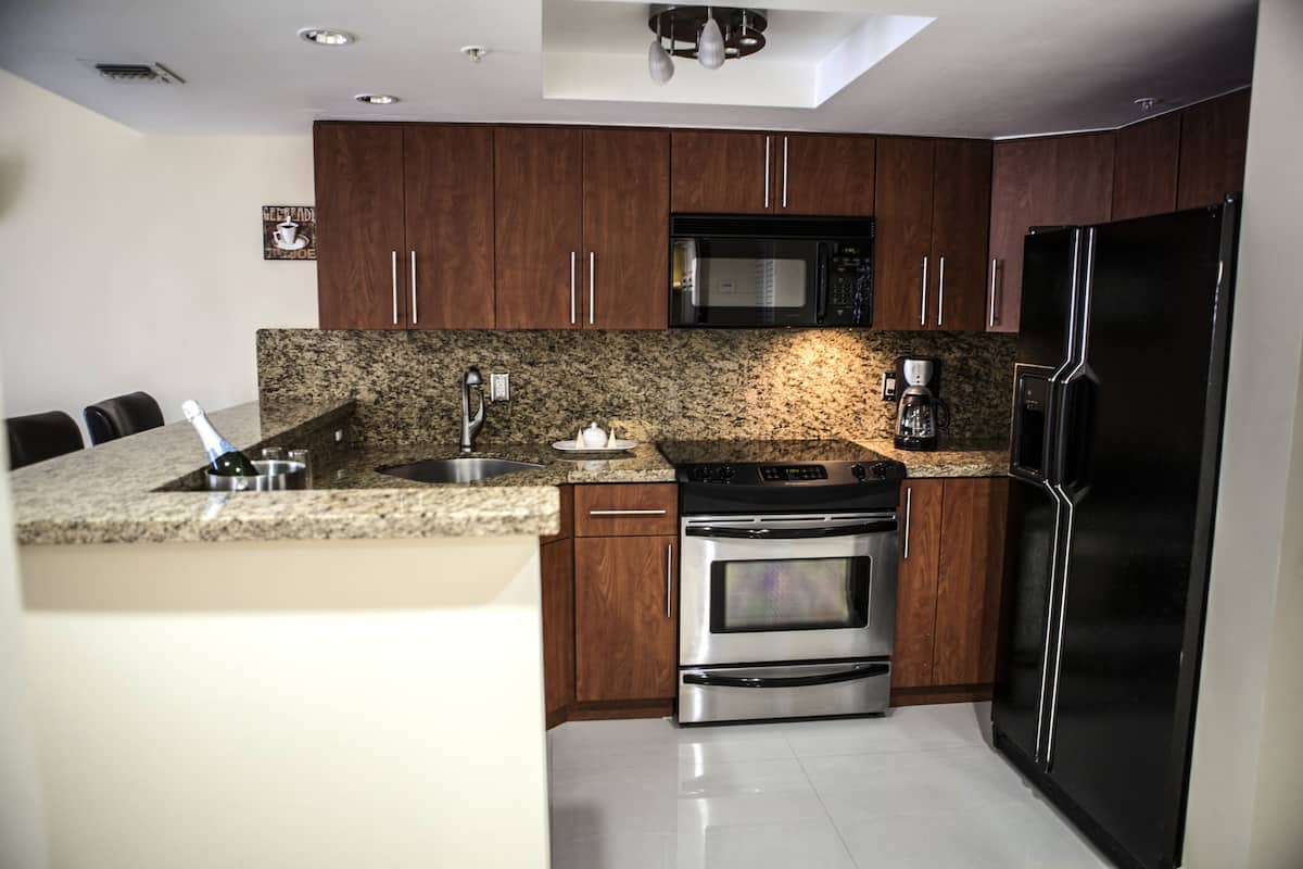 Full-size fridge, microwave, coffee/tea maker, cookware/dishes/utensils
