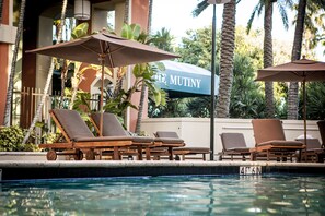 Piscine extérieure, chaises longues