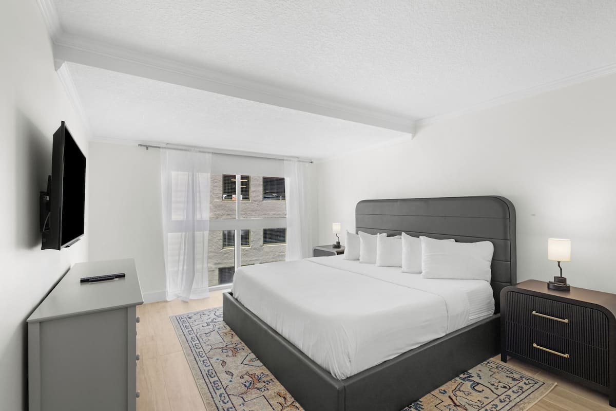 Habitación Deluxe, varias camas | Ropa de cama hipoalergénica, caja fuerte, escritorio