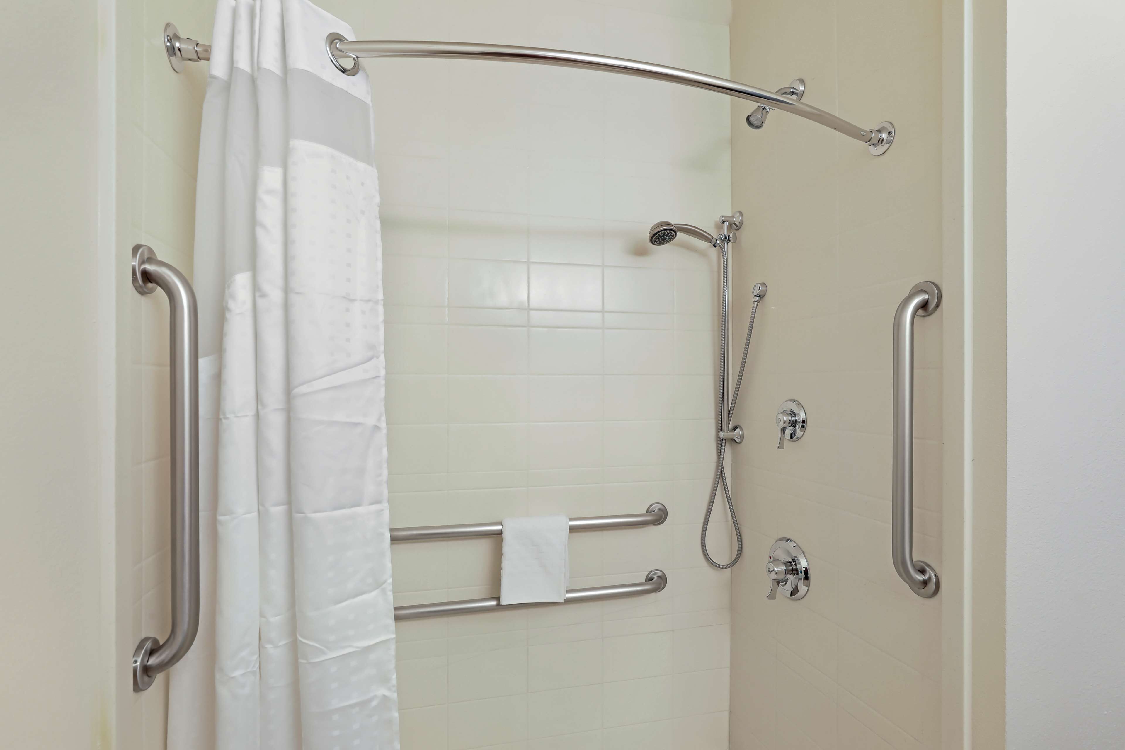 standard room, 1 king bed, accessible, refrigerator & microwave | bathroom | combined shower/bathtub, free toiletries, hair dryer, towels