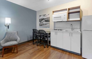 Escritorio, cortinas blackout y tabla de planchar con plancha 