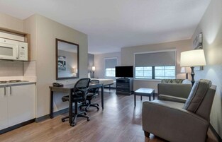 Escritorio, cortinas blackout y tabla de planchar con plancha