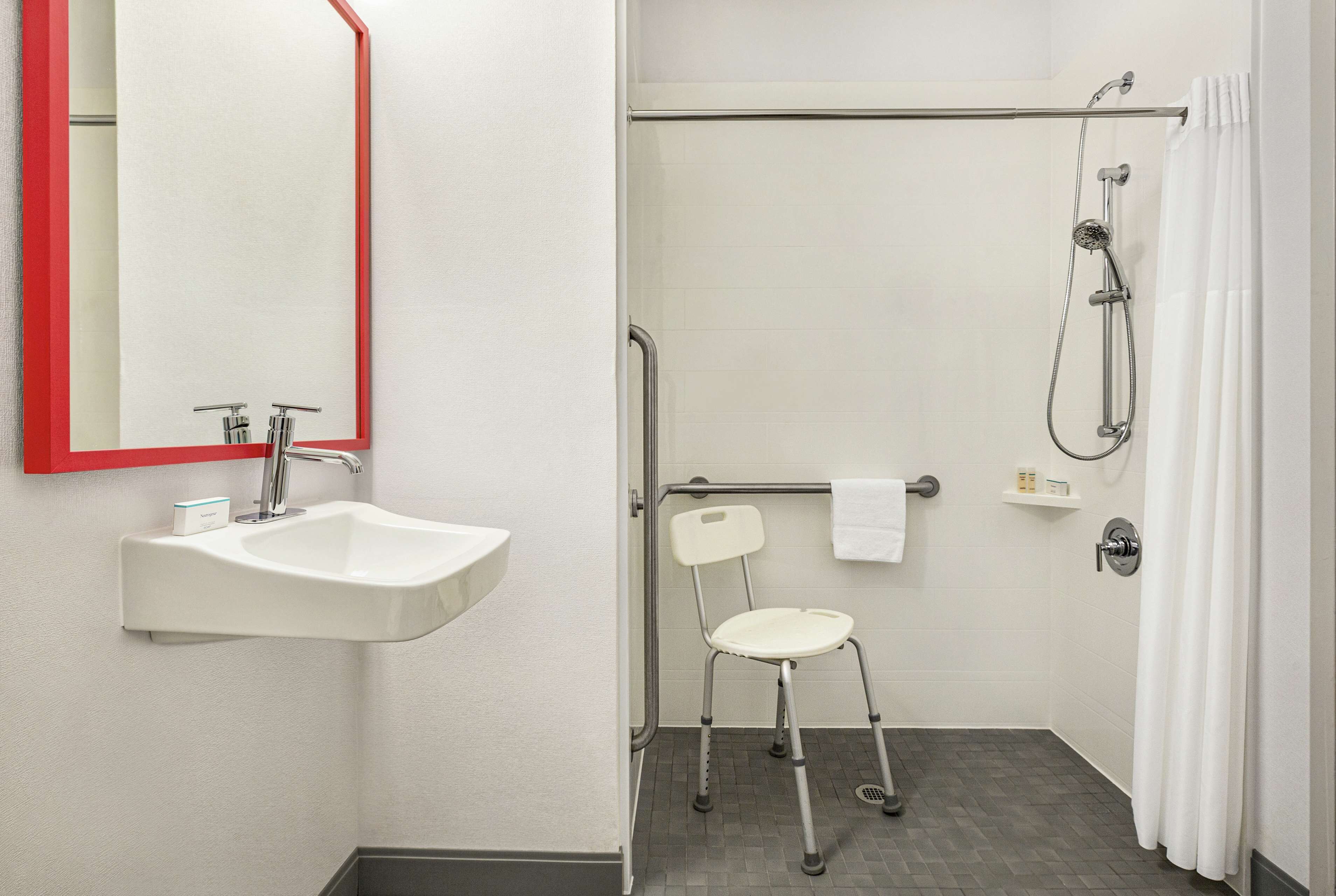 room, accessible, non smoking | bathroom shower