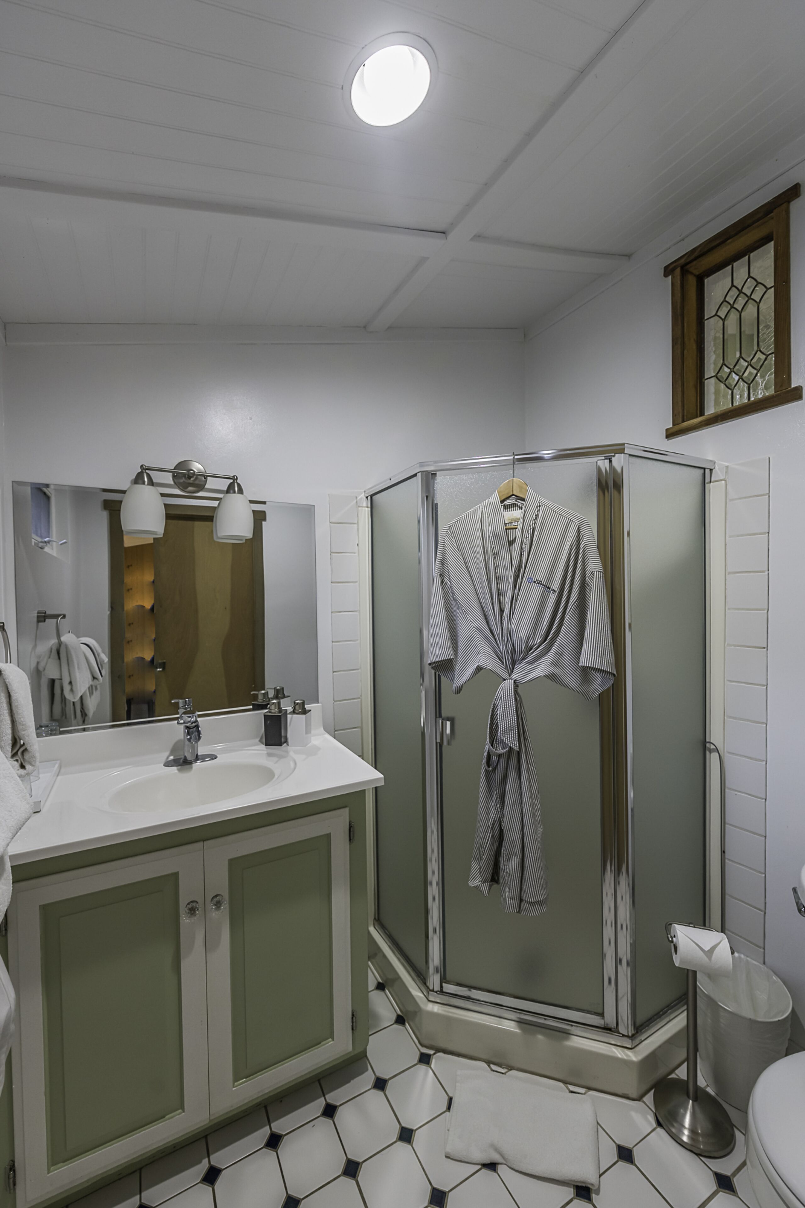 Chaumière, 1 très grand lit | Salle de bain | Séchoir à cheveux, serviettes fournies, savon, shampooing