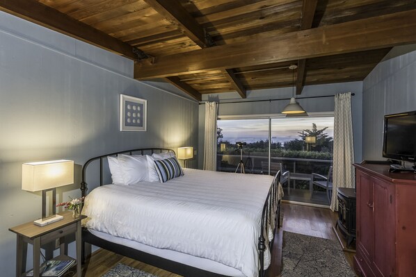 Van Damme Room - The Inn at Schoolhouse Creek (Little River)