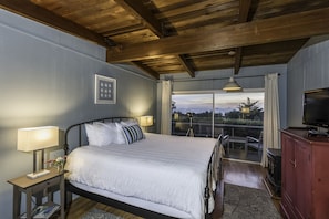 Van Damme Room | Iron/ironing board, free WiFi, bed sheets - The Inn at Schoolhouse Creek (Little River)