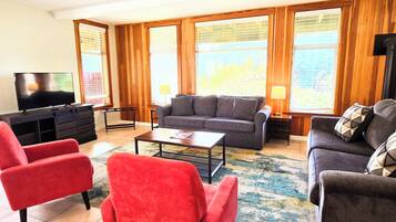 Pacific View Deluxe Room | 2 bedrooms, iron/ironing board, free WiFi, bed sheets