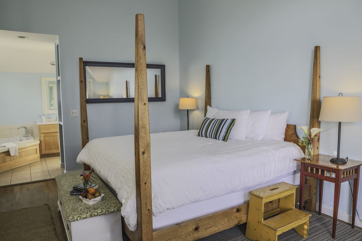 Captain's Watch Deluxe Room | Iron/ironing board, WiFi (free), bed sheets