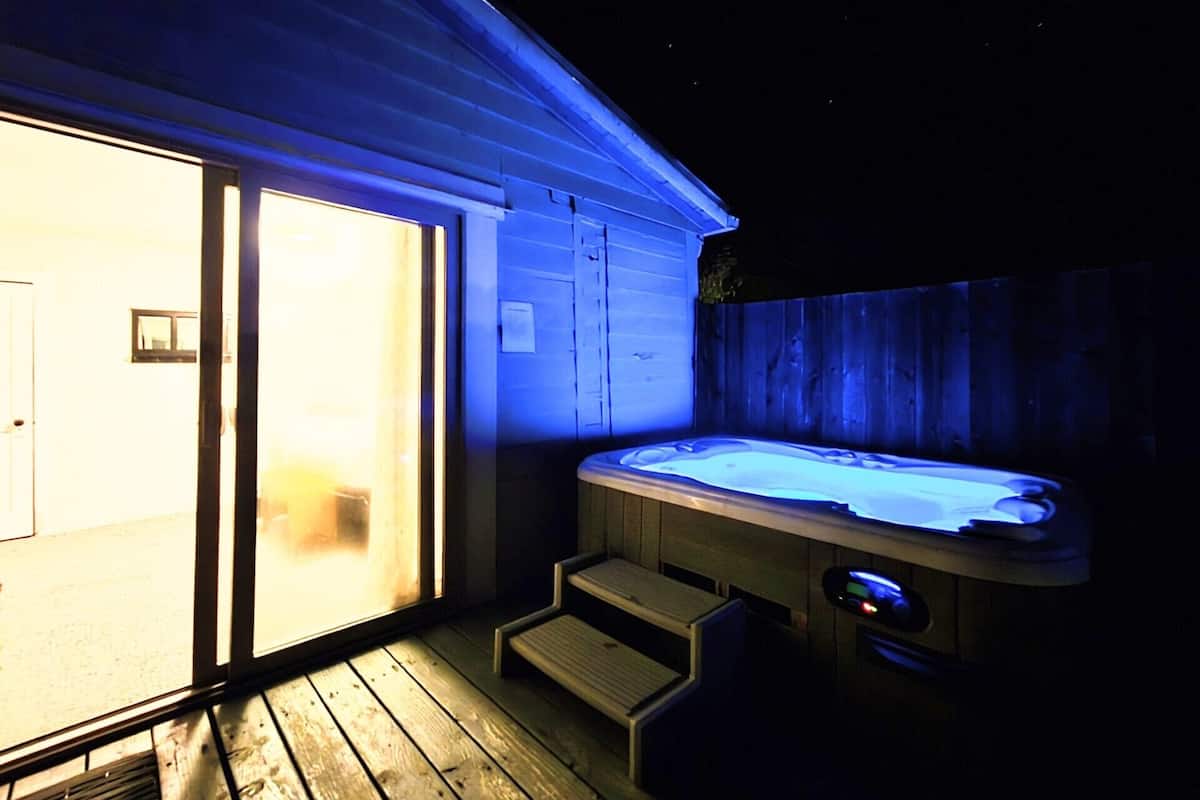 Pomo Cottage | Iron/ironing board, WiFi (free), bed sheets