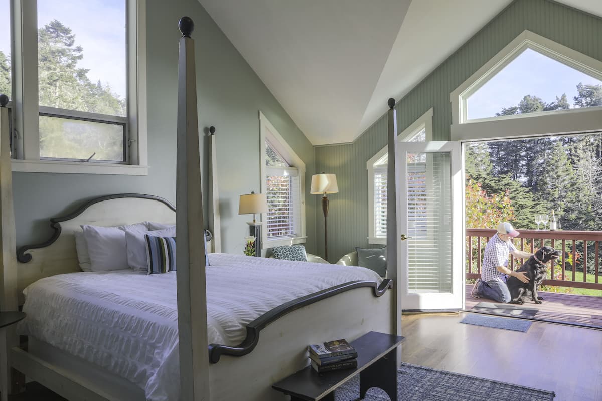 Pacific View Deluxe Room | 2 bedrooms, iron/ironing board, free WiFi, bed sheets