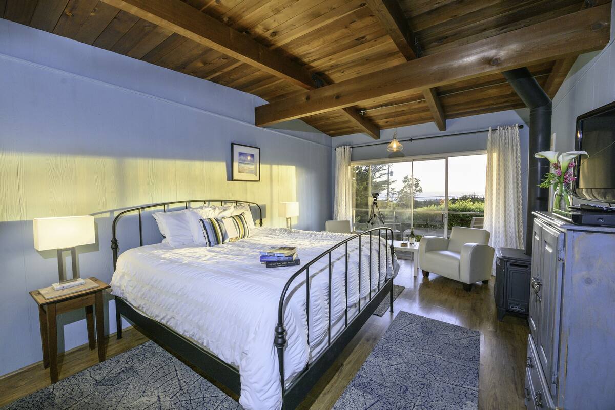Anderson Valley Room | Iron/ironing board, WiFi (free), bed sheets