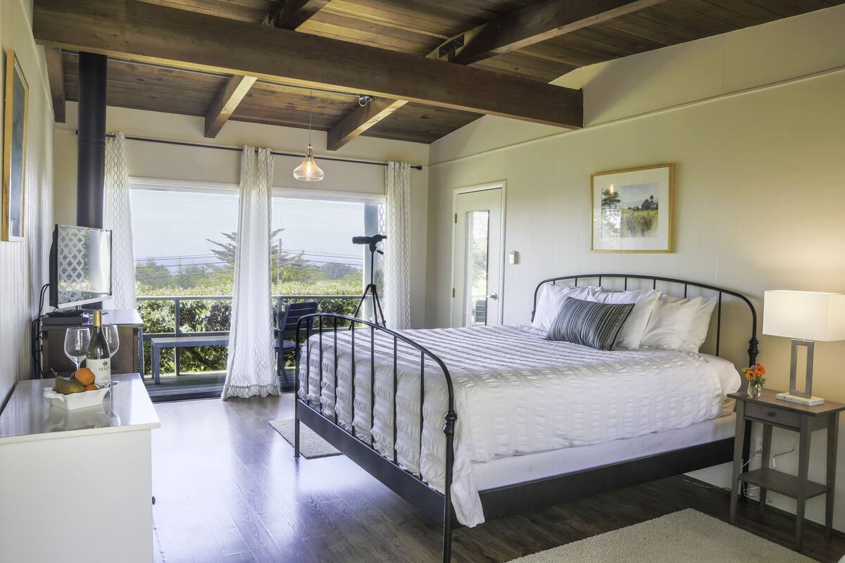 Buckhorn Cove Room | Iron/ironing board, WiFi (free), bed sheets