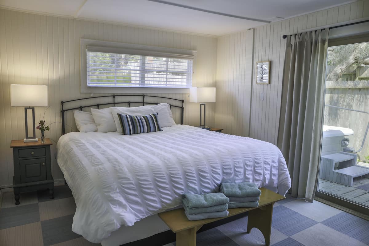 Pomo Cottage | 2 bedrooms, iron/ironing board, free WiFi, bed sheets