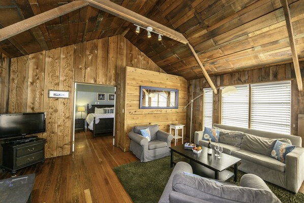 Ledford Cottage | Living area - The Inn at Schoolhouse Creek (Little River)