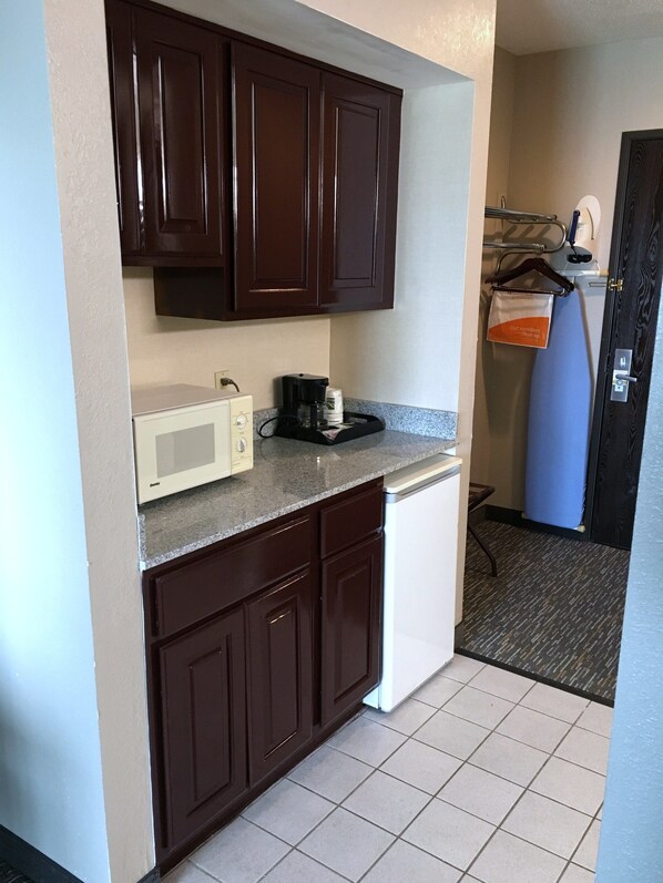 Pillowtop-Betten, Schreibtisch, Bügeleisen/Bügelbrett, Zustellbetten