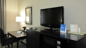 Camas com colchões pillow-top, escrivaninha