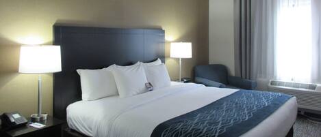 Pillowtop-patjalliset sängyt, työpöytä, silitysrauta/-lauta, lisävuoteet