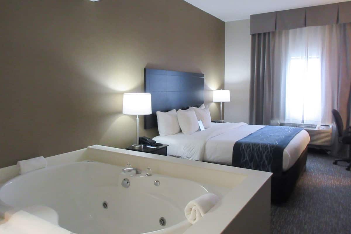 客房, 1 张特大床, 无烟房, 冰箱和微波炉 (Upgraded Room) | 加厚床垫、办公桌、熨斗/熨衣板、折叠床/加床(额外收费)