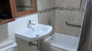 Un baño con inodoro, lavabo y bañera.