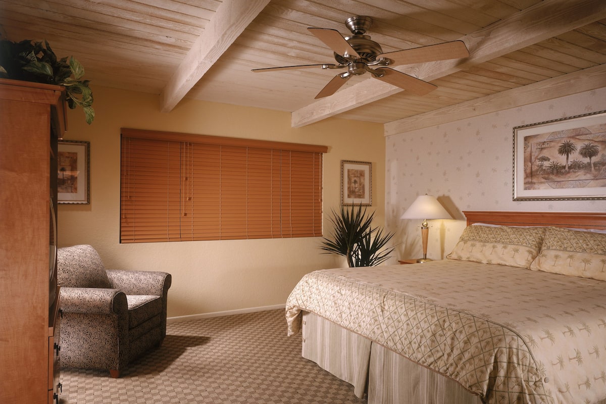 Tabla de planchar con plancha, wifi gratis y ropa de cama
