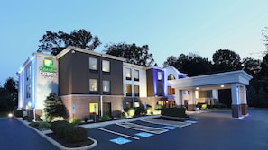 A Holiday Inn Express hotel with a parking lot, handicap accessible spaces, and a covered entrance. - Holiday Inn Express Hotel & Suites West Chester by IHG (West Chester)