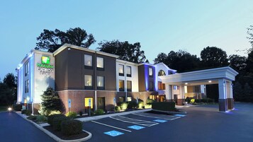 A Holiday Inn Express hotel with a parking lot, handicap accessible spaces, and a covered entrance.