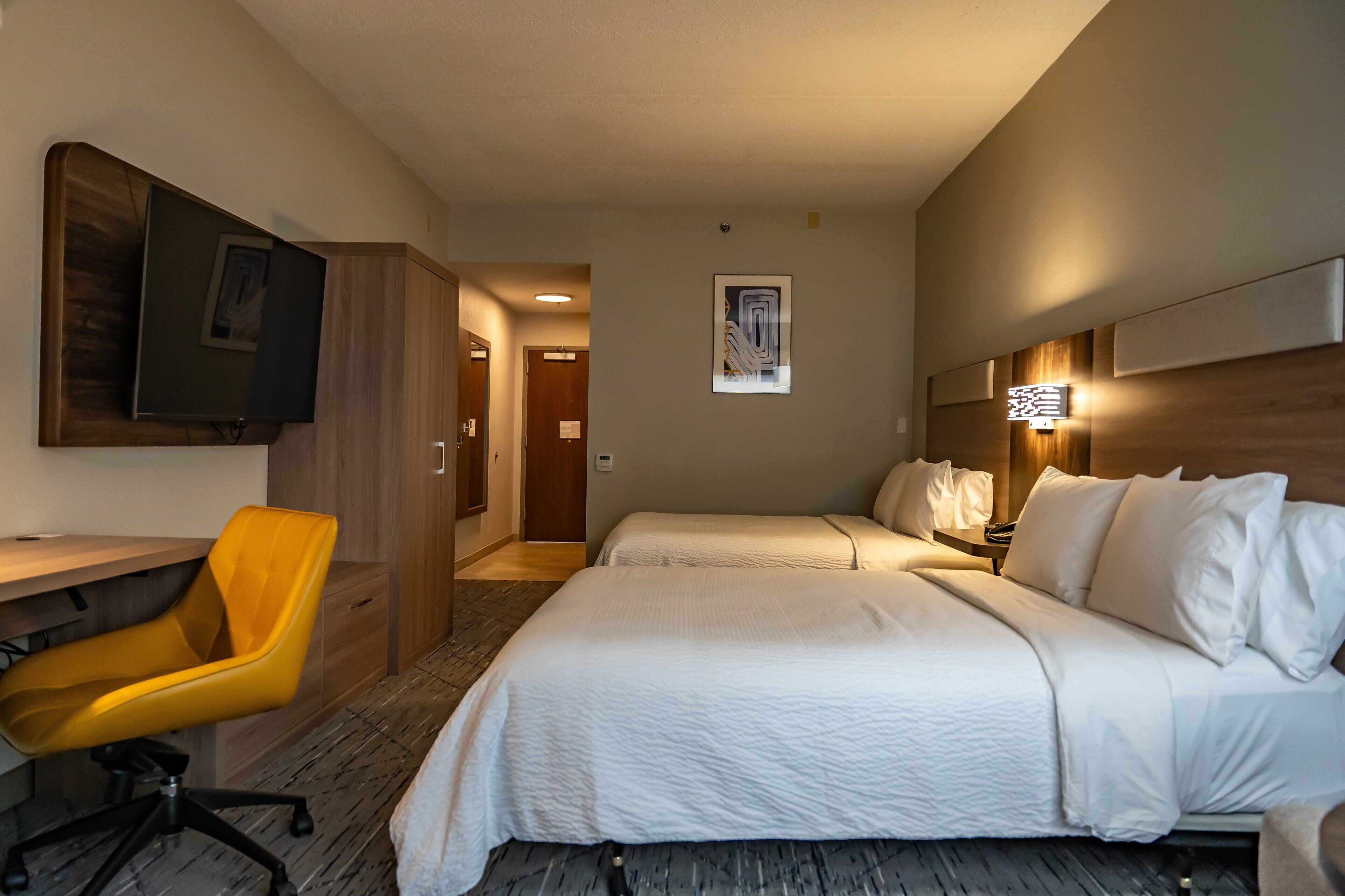 Suite, 2 queensize bedden, toegankelijk voor mindervaliden (Mobility) | Een kluis op de kamer, een bureau, een laptopwerkplek