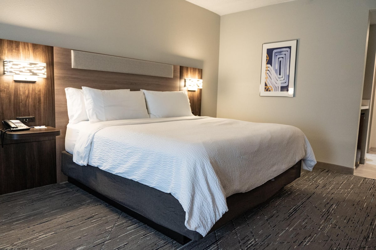 In-room safe, desk, laptop workspace, blackout drapes