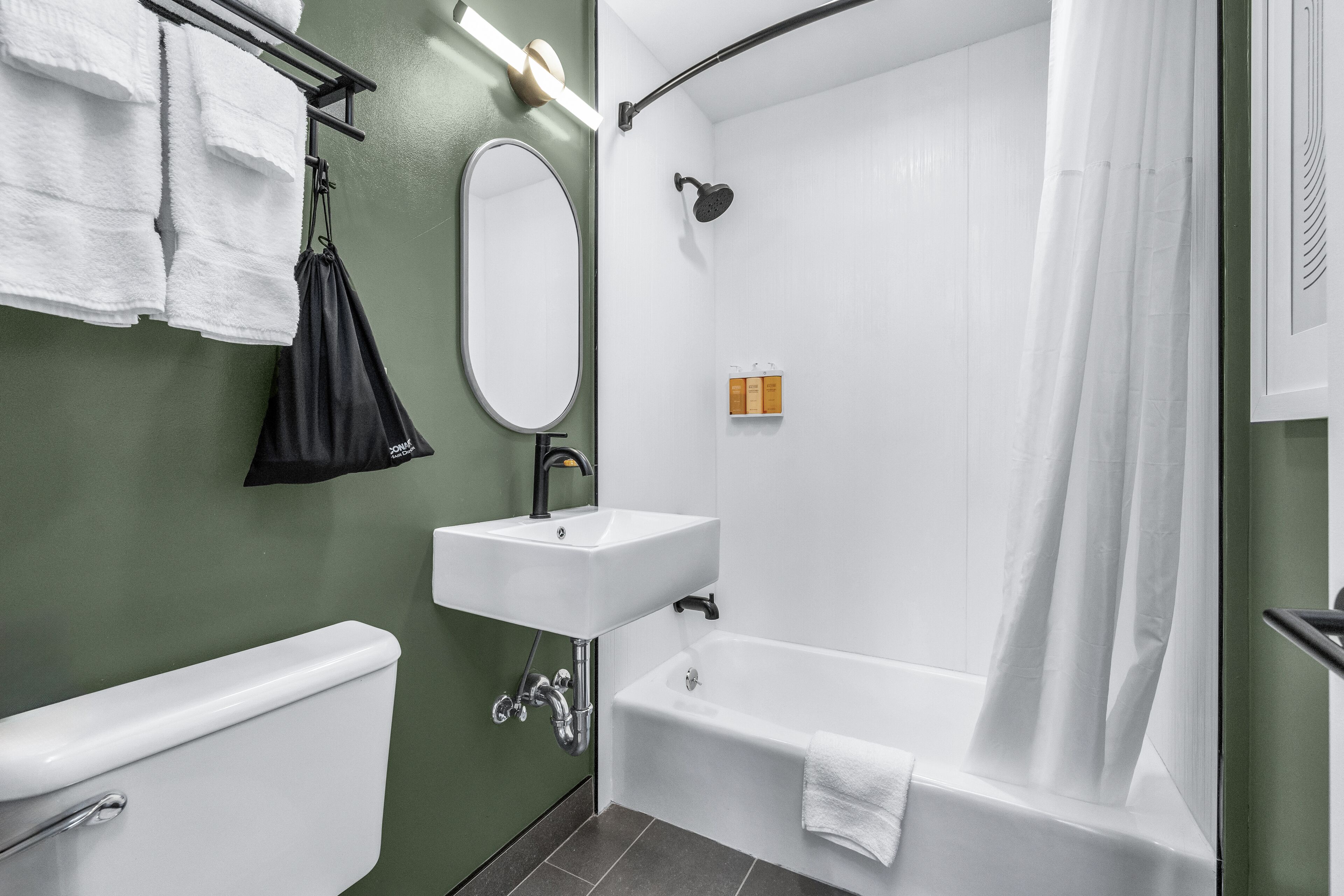 Un baño moderno con inodoro, lavamanos y bañera.