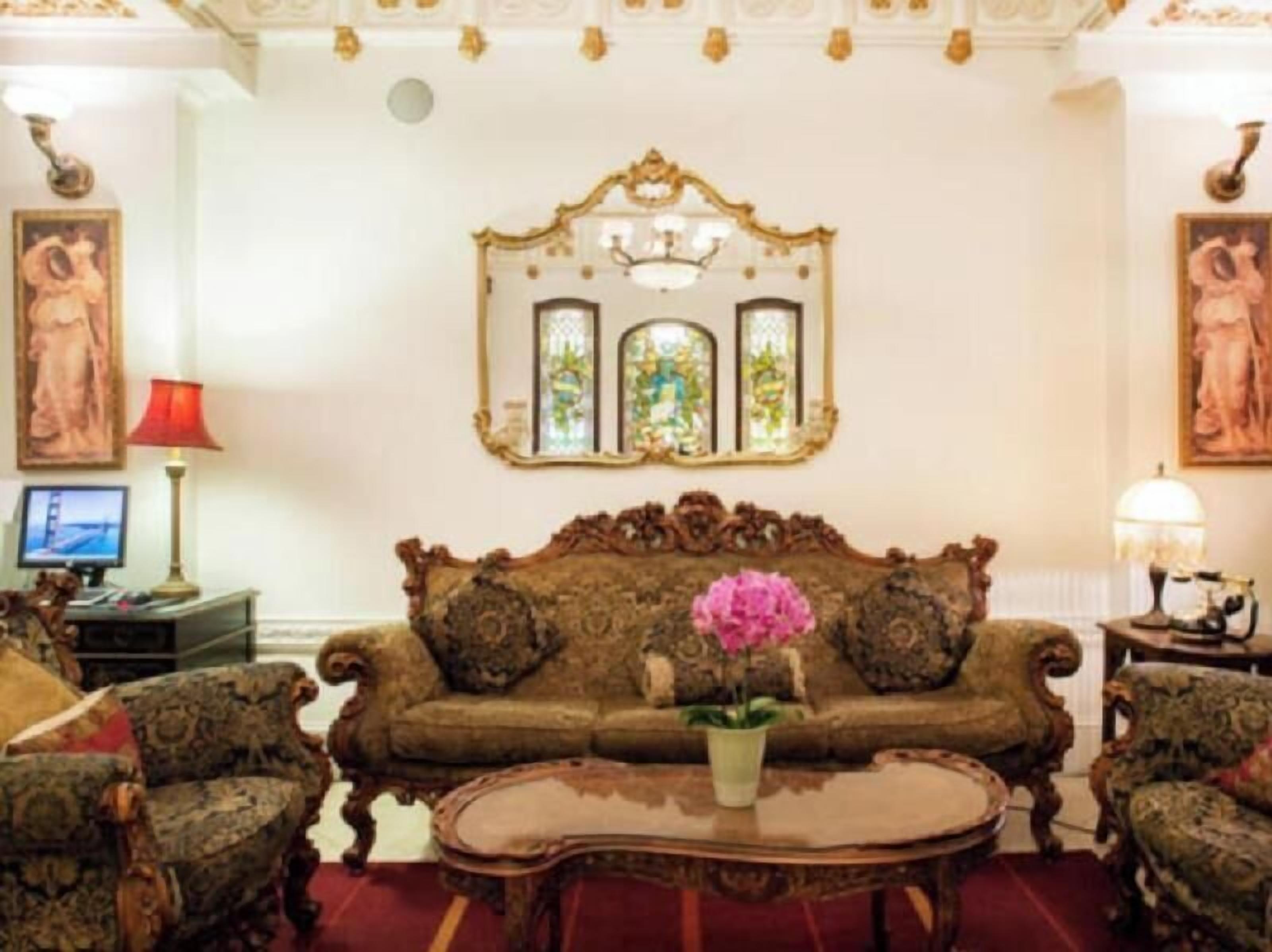 Coin séjour | Télévision LCD de 32 pouces avec chaînes par câble, télévision