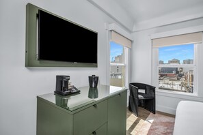 Deluxe King Room | 客房内保险箱、遮光窗帘、隔音、熨斗/熨衣板