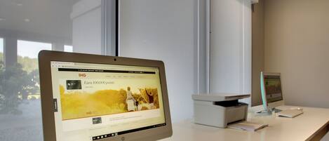 Una computadora de escritorio con monitor, teclado y ratón sobre un escritorio.