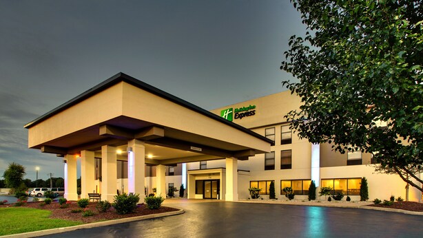 A hotel with a modern design, a covered entrance, and a well-maintained outdoor area. - Holiday Inn Express Horse Cave by IHG (Horse Cave)