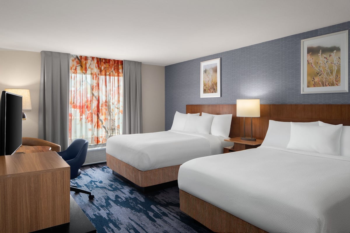 Room, 2 Katil Ratu (Queen), Non Smoking | Peralatan tempat tidur premium, meja, ruang kerja komputer riba