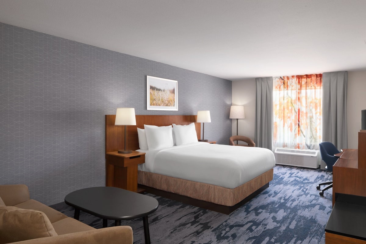 Room, 1 Katil Raja (King) dengan Katil Sofa, Non Smoking | Peralatan tempat tidur premium, meja, ruang kerja komputer riba