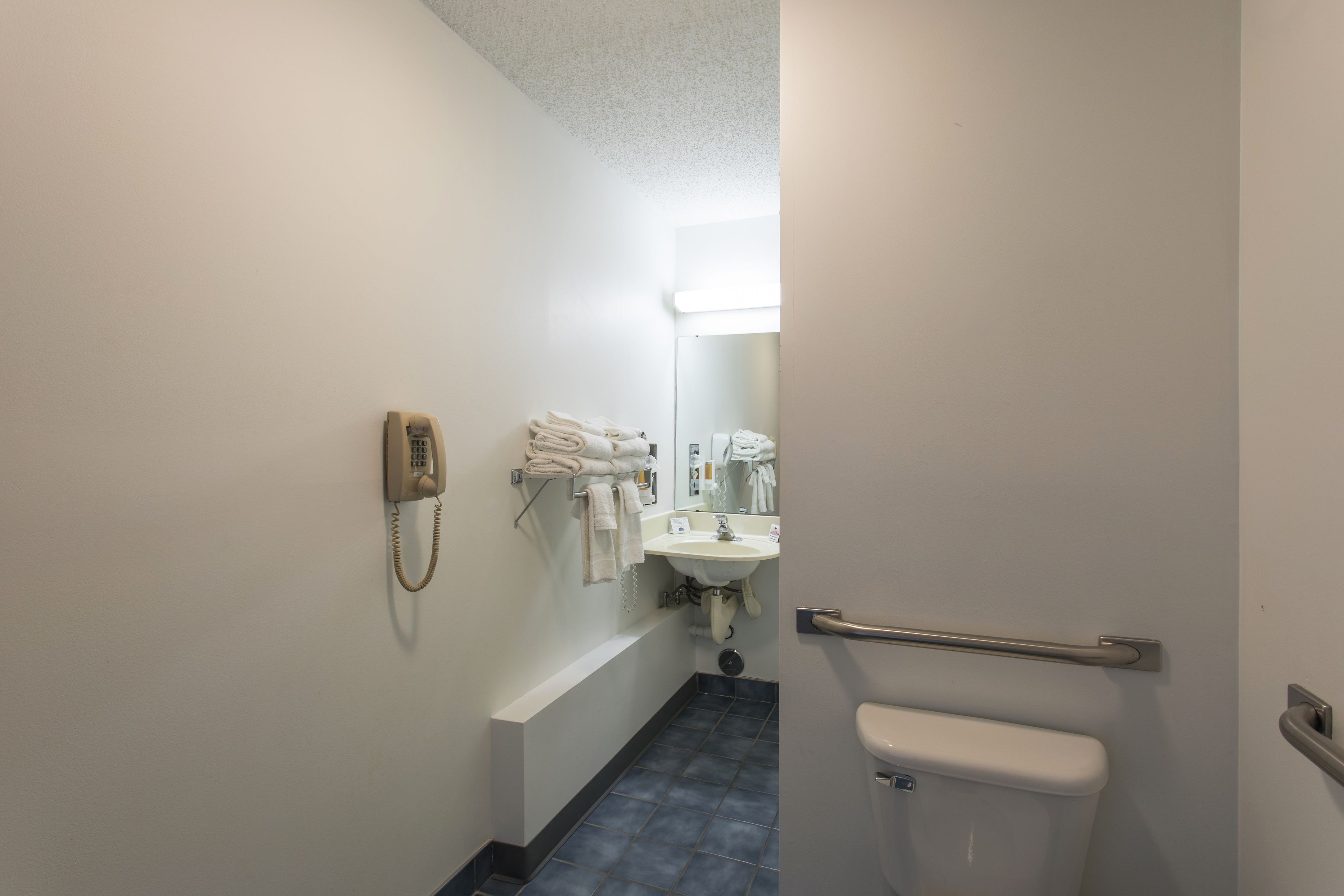 suite, 1 queen bed, non smoking | bathroom | combined shower/bathtub, free toiletries, hair dryer, towels