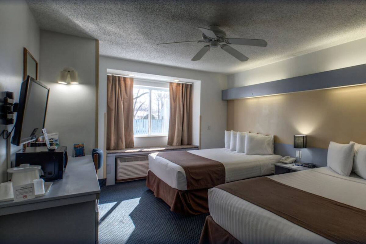 1 bedroom, premium bedding, desk, laptop workspace