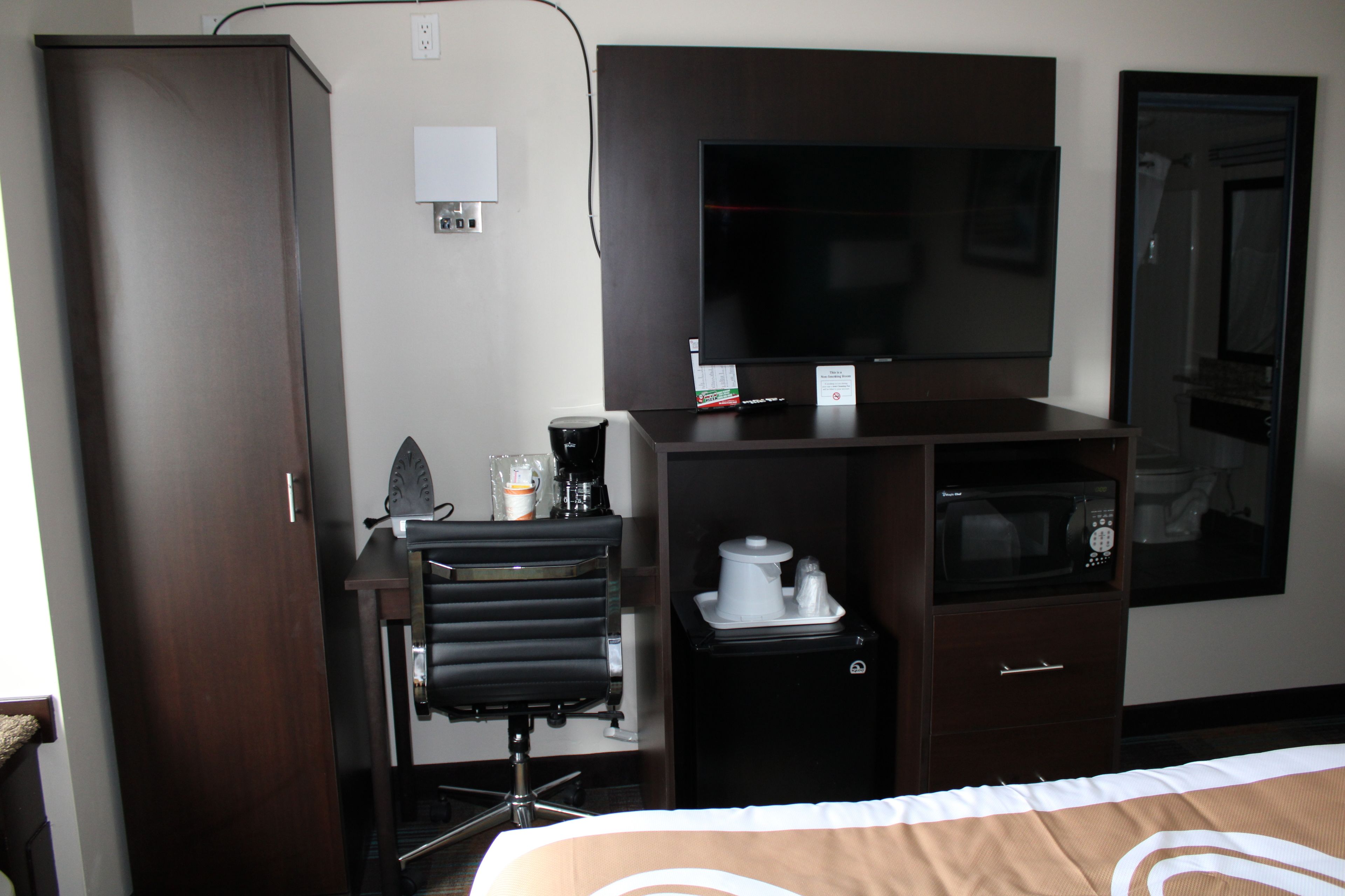 1 bedroom, premium bedding, desk, laptop workspace